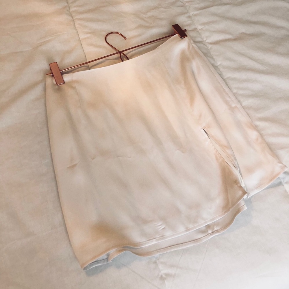 NWOT Aritzia Tatiana Satin Skirt Size 6